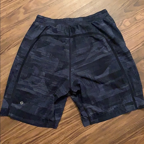lulu lemon Men’s shorts - Picture 3 of 3